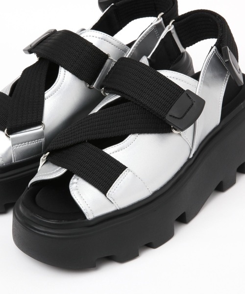 niko and...（ニコアンド）の「オリジナル斜めベルト厚底サンダル（サンダル・レディース・ブラック/グレー・MEDIUM/LARGE）」の7枚目の写真