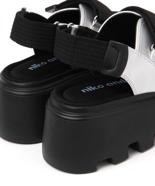 niko and...（ニコアンド）の「オリジナル斜めベルト厚底サンダル（サンダル・レディース・ブラック/グレー・MEDIUM/LARGE）」の6枚目の写真
