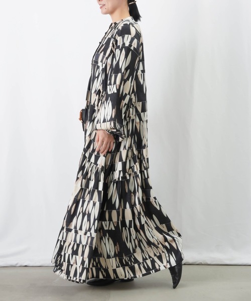 LUCA/LADY LUCK LUCA（ルカ/レディラックルカ）の「LC/LLL サイドティアードプリントワンピース / 総柄プリントマキシワンピース（ワンピース・レディース・ブラック/ブラウン・FREE）」の4枚目の写真