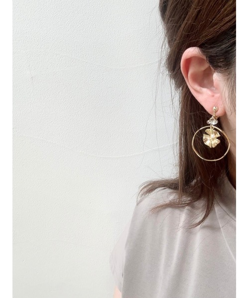 tone(トーン)の「【YM】ゴールド×花パール サージカルステンレス アレルギー対応 パーティ 揺れる(MA)(ピアス(両耳用)・レディース・ゴールド・FREE)」の3枚目の写真