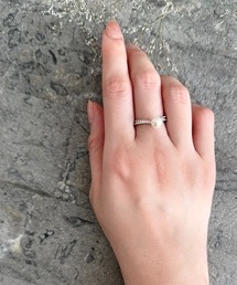 one pearl V ring