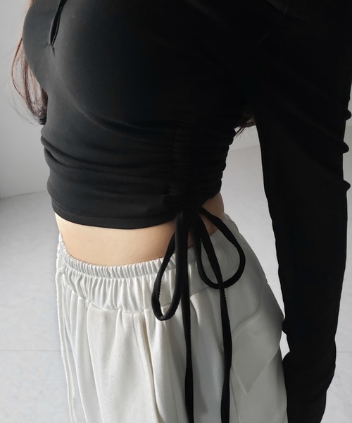 me+em select(ミームセレクト)の「【 2WAY / 裏起毛 】ナナメストラップスナップボタンシャーリングリボントップス / naname strap snap button shirring ribbon tops(Tシャツ/カットソー・レディース・ホワイト/ブラック・FREE)」の6枚目の写真