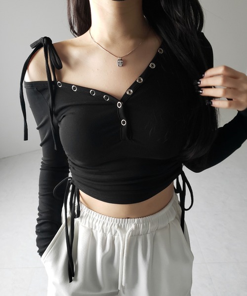 me+em select(ミームセレクト)の「【 2WAY / 裏起毛 】ナナメストラップスナップボタンシャーリングリボントップス / naname strap snap button shirring ribbon tops(Tシャツ/カットソー・レディース・ホワイト/ブラック・FREE)」の17枚目の写真