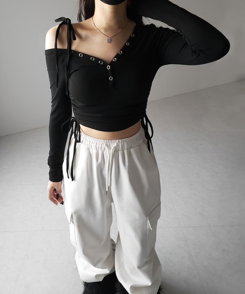 me+em select(ミームセレクト)の「【 2WAY / 裏起毛 】ナナメストラップスナップボタンシャーリングリボントップス / naname strap snap button shirring ribbon tops(Tシャツ/カットソー・レディース・ホワイト/ブラック・FREE)」の18枚目の写真