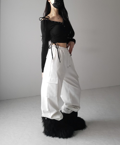 me+em select(ミームセレクト)の「【 2WAY / 裏起毛 】ナナメストラップスナップボタンシャーリングリボントップス / naname strap snap button shirring ribbon tops(Tシャツ/カットソー・レディース・ホワイト/ブラック・FREE)」の22枚目の写真