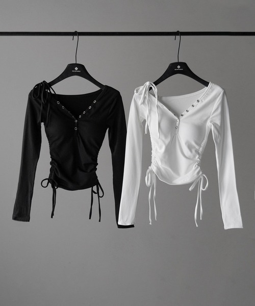 me+em select(ミームセレクト)の「【 2WAY / 裏起毛 】ナナメストラップスナップボタンシャーリングリボントップス / naname strap snap button shirring ribbon tops(Tシャツ/カットソー・レディース・ホワイト/ブラック・FREE)」の3枚目の写真