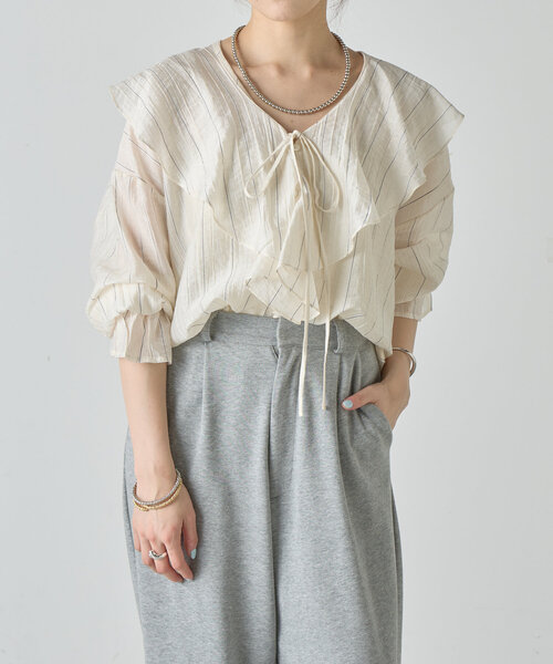 SHENERY(シーナリー)の「《新柄登場!》フリルカラーブラウス(シャツ/ブラウス・レディース・オフホワイト/ブルー/ブラック/ホワイト/ブラック系その他/ベージュ・FREE)」の2枚目の写真