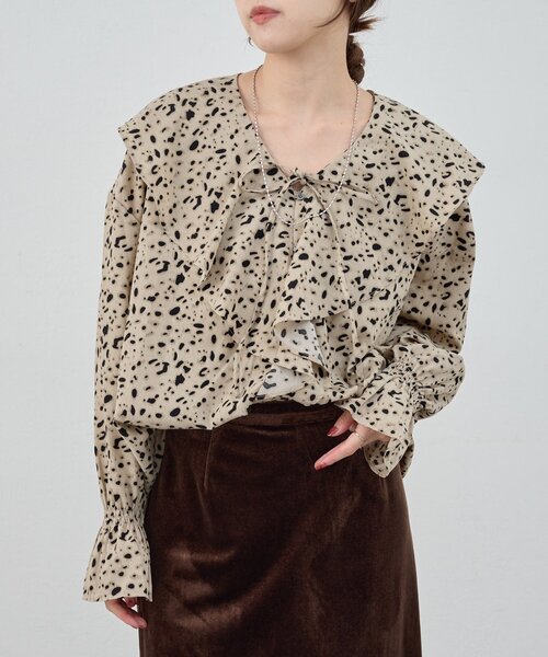 SHENERY(シーナリー)の「《新柄登場!》フリルカラーブラウス(シャツ/ブラウス・レディース・オフホワイト/ブルー/ブラック/ホワイト/ブラック系その他/ベージュ・FREE)」の15枚目の写真