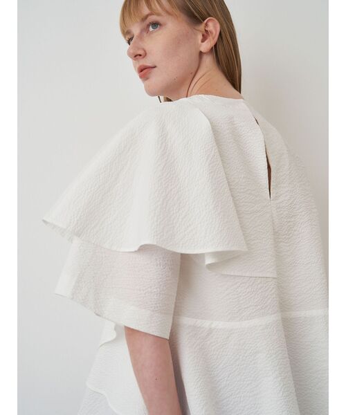 ELENDEEK（エレンディーク）の「ショルダーラッフルブラウス（シャツ/ブラウス・レディース・その他1/ブラック/オフホワイト・FREE）」の5枚目の写真