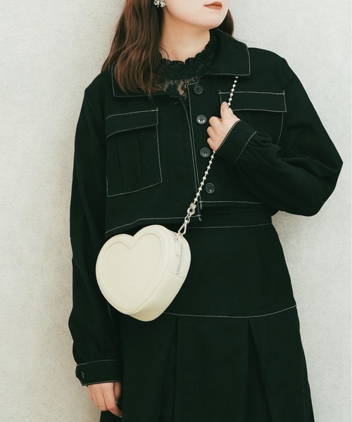 jouetie（ジュエティ）の「【jouetie / ジュエティ】 ハートチャーム付　ハートミニショルダーバッグ（ショルダーバッグ・レディース・ホワイト/ブラック/シルバー・FREE）」の2枚目の写真