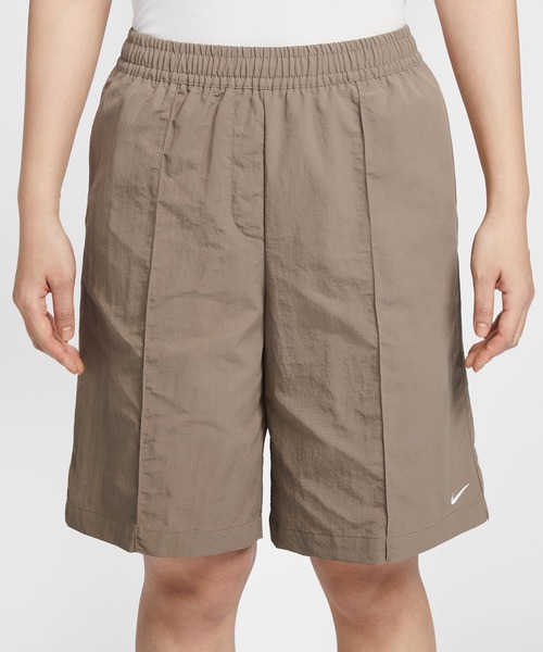 NIKE(ナイキ)の「NIKE AS W NSW EVRYTHNG WVN HR 9 SH / ナイキ ウィメンズ NSW エブリシング WVN HR 9 ショートパンツ【SP】(その他パンツ・レディース・ブラック/ブラウン・S/M/L)」の2枚目の写真