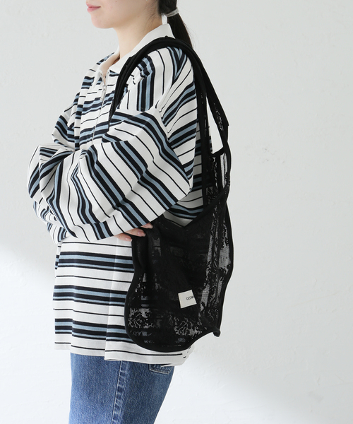 U by SPICK&SPAN（ユーバイスピックアンドスパン）の「GLOWNY/グロウニー FLORAL LACE BAG（トートバッグ・レディース・ブラック/アイボリー・FREE）」の3枚目の写真