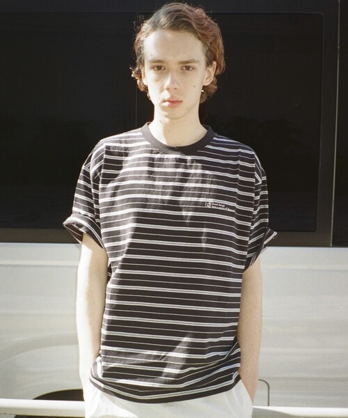 Firsthand（ファーストハンド）の「MA Firsthand/マ ファーストハンド BASICロゴ刺繍TEEボーダー / ワンポイントロゴ刺繍ボーダーTシャツ / 半袖 / リラックスシルエット（Tシャツ/カットソー・メンズ・ホワイト/ブラック/サックスブルー・S/M/L）」の6枚目の写真
