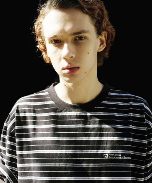 Firsthand（ファーストハンド）の「MA Firsthand/マ ファーストハンド BASICロゴ刺繍TEEボーダー / ワンポイントロゴ刺繍ボーダーTシャツ / 半袖 / リラックスシルエット（Tシャツ/カットソー・メンズ・ホワイト/ブラック/サックスブルー・S/M/L）」の7枚目の写真