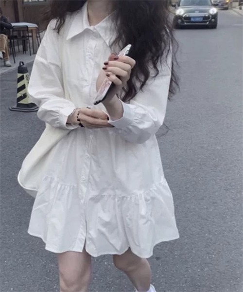 FREE STYLISTS（フリー スタイリスト）の「ミニ丈ティアードシャツワンピース（シャツワンピース・レディース・ホワイト/ブラック・S/M/L/XL/2XL）」の2枚目の写真