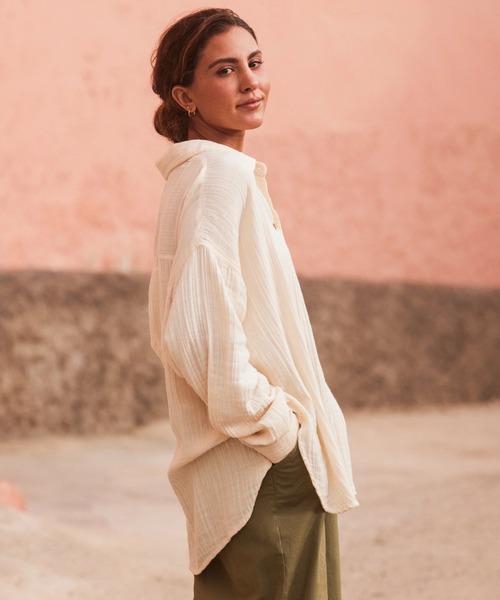 ROXY(ロキシー)の「MORNING TIME /ロキシーオーバーサイズコットンシャツ(シャツ/ブラウス・レディース・ホワイト・X-SMALL/SMALL)」の4枚目の写真