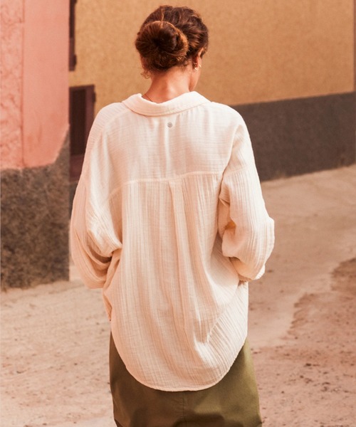 ROXY(ロキシー)の「MORNING TIME /ロキシーオーバーサイズコットンシャツ(シャツ/ブラウス・レディース・ホワイト・X-SMALL/SMALL)」の6枚目の写真