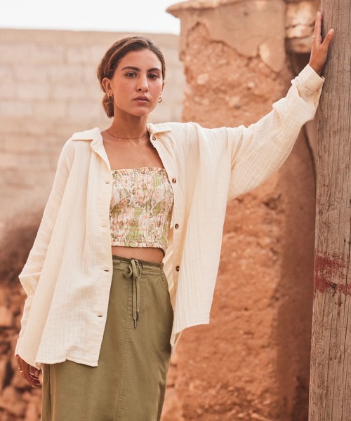 ROXY(ロキシー)の「MORNING TIME /ロキシーオーバーサイズコットンシャツ(シャツ/ブラウス・レディース・ホワイト・X-SMALL/SMALL)」の5枚目の写真