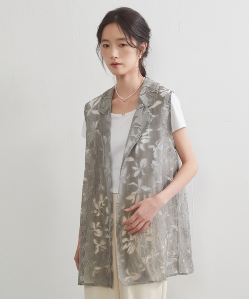 ベスト ジレ On One's Own 花柄オパール加工 軽やかシアーベスト レディース オンワンズオン On One's Own 花柄のオパール加工素材・軽やか