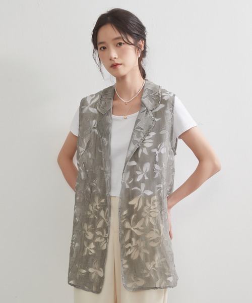 On One's Own(オンワンズオン)の「On One's Own 花柄オパール加工 軽やかシアーベスト(ベスト・レディース・グレー/イエロー・L/M)」の6枚目の写真