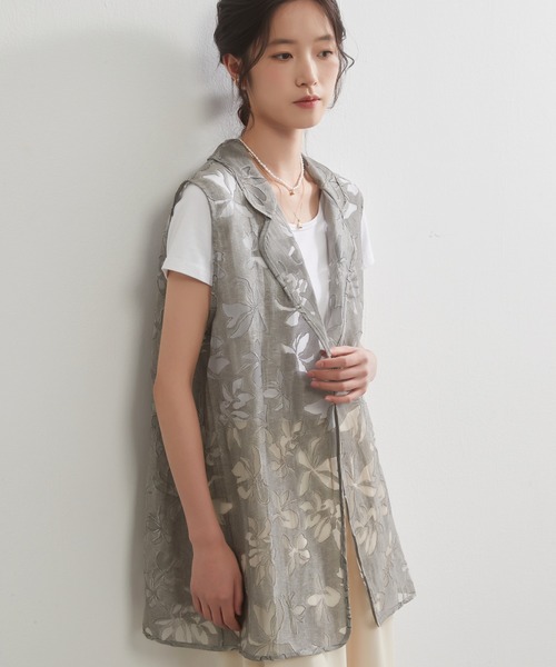 On One's Own(オンワンズオン)の「On One's Own 花柄オパール加工 軽やかシアーベスト(ベスト・レディース・グレー/イエロー・L/M)」の3枚目の写真