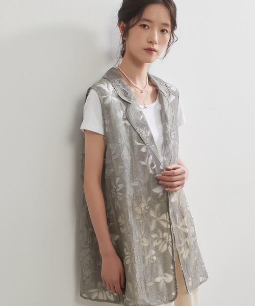 On One's Own(オンワンズオン)の「On One's Own 花柄オパール加工 軽やかシアーベスト(ベスト・レディース・グレー/イエロー・L/M)」の4枚目の写真