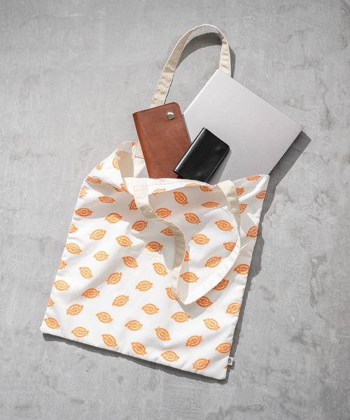 Dickies(ディッキーズ)の「【Dickies】DK EX PRINT TOTE BAG MN / ディッキーズ ロゴ総柄 プリント トートバッグ(トートバッグ・メンズ・オレンジ/ブラック・FREE)」の3枚目の写真