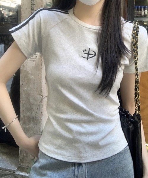Vipoa(ヴィポア)の「刺繍デザインスリムTEE(Tシャツ/カットソー・レディース・イエロー/グレー/ブラック・FREE)」の3枚目の写真