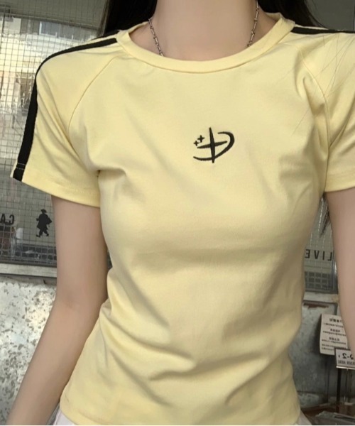 Vipoa(ヴィポア)の「刺繍デザインスリムTEE(Tシャツ/カットソー・レディース・イエロー/グレー/ブラック・FREE)」の1枚目の写真