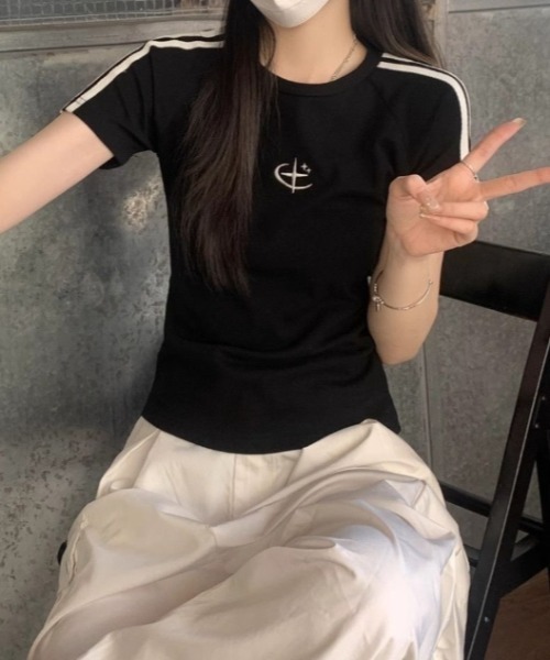 Vipoa(ヴィポア)の「刺繍デザインスリムTEE(Tシャツ/カットソー・レディース・イエロー/グレー/ブラック・FREE)」の4枚目の写真