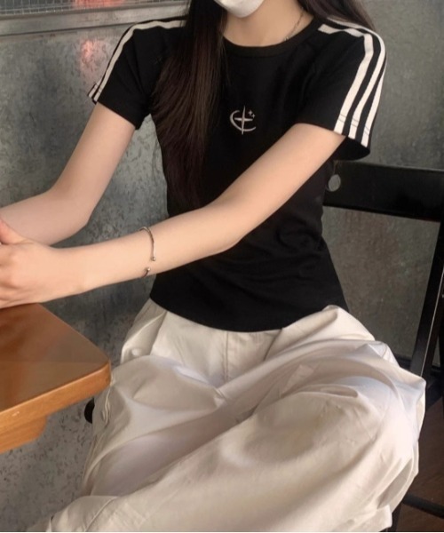 Vipoa(ヴィポア)の「刺繍デザインスリムTEE(Tシャツ/カットソー・レディース・イエロー/グレー/ブラック・FREE)」の5枚目の写真