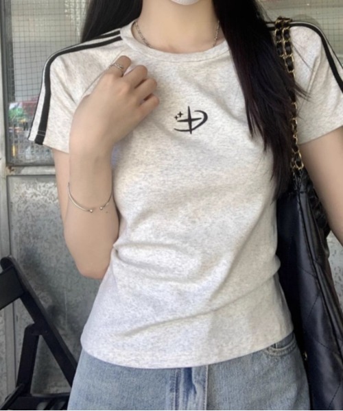 Vipoa(ヴィポア)の「刺繍デザインスリムTEE(Tシャツ/カットソー・レディース・イエロー/グレー/ブラック・FREE)」の7枚目の写真