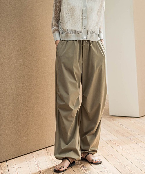 MAYSON GREY（メイソングレイ）の「撥水サイドラインパラシュートパンツ≪手洗い可能≫（その他パンツ・レディース・ブラック/ホワイト/ボルドー/ベージュ・M/L）」の4枚目の写真