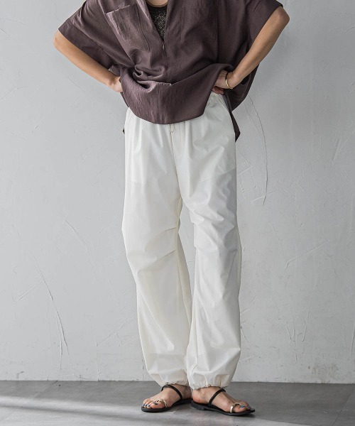MAYSON GREY（メイソングレイ）の「撥水サイドラインパラシュートパンツ≪手洗い可能≫（その他パンツ・レディース・ブラック/ホワイト/ボルドー/ベージュ・M/L）」の2枚目の写真