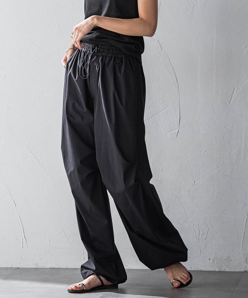 MAYSON GREY（メイソングレイ）の「撥水サイドラインパラシュートパンツ≪手洗い可能≫（その他パンツ・レディース・ブラック/ホワイト/ボルドー/ベージュ・M/L）」の9枚目の写真