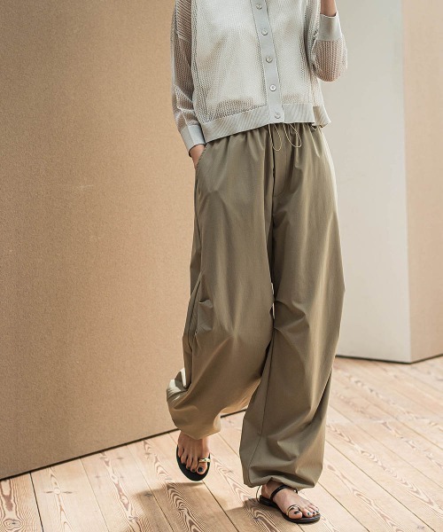 MAYSON GREY（メイソングレイ）の「撥水サイドラインパラシュートパンツ≪手洗い可能≫（その他パンツ・レディース・ブラック/ホワイト/ボルドー/ベージュ・M/L）」の6枚目の写真