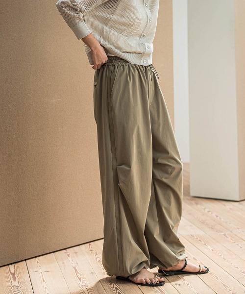 MAYSON GREY（メイソングレイ）の「撥水サイドラインパラシュートパンツ≪手洗い可能≫（その他パンツ・レディース・ブラック/ホワイト/ボルドー/ベージュ・M/L）」の14枚目の写真