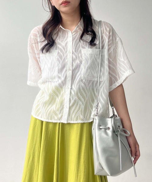 AS KNOW AS plus(アズノゥアズプラス)の「●ダブルポケット付き スリット入り シアー半袖シャツ(シャツ/ブラウス・レディース・ホワイト系/ブルー系/その他/ブラック系/ブラック系その他/ホワイト系その他・FREE)」の3枚目の写真