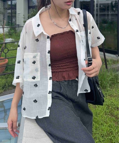 AS KNOW AS plus(アズノゥアズプラス)の「●ダブルポケット付き スリット入り シアー半袖シャツ(シャツ/ブラウス・レディース・ホワイト系/ブルー系/その他/ブラック系/ブラック系その他/ホワイト系その他・FREE)」の2枚目の写真