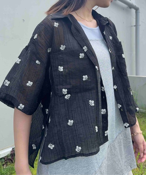 AS KNOW AS plus(アズノゥアズプラス)の「●ダブルポケット付き スリット入り シアー半袖シャツ(シャツ/ブラウス・レディース・ホワイト系/ブルー系/その他/ブラック系/ブラック系その他/ホワイト系その他・FREE)」の4枚目の写真