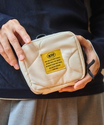 KiU（キウ）の「パデッドスクエアポーチ（ポーチ）」