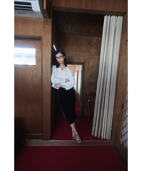 FEKETE（フェケテ）の「velour frill capri pants / ベロアフリル