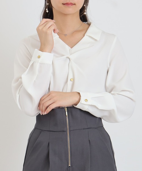 TRUDEA(トルディア)の「とろみツイストスキッパーブラウス(シャツ/ブラウス・レディース・ブルーグリーン/ネイビー/ホワイト・MEDIUM)」の5枚目の写真