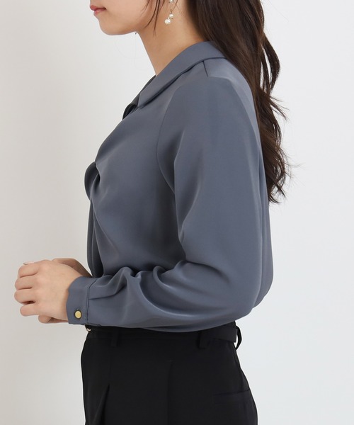 TRUDEA(トルディア)の「とろみツイストスキッパーブラウス(シャツ/ブラウス・レディース・ブルーグリーン/ネイビー/ホワイト・MEDIUM)」の10枚目の写真