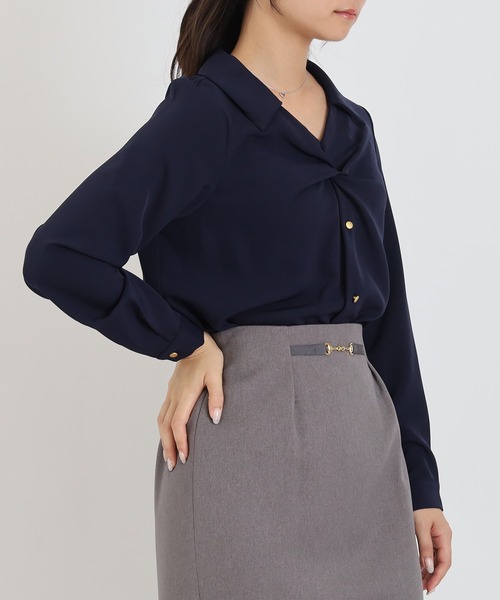 TRUDEA(トルディア)の「とろみツイストスキッパーブラウス(シャツ/ブラウス・レディース・ブルーグリーン/ネイビー/ホワイト・MEDIUM)」の17枚目の写真