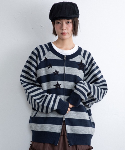 ISTKUNST(イストクンスト)の「A'GEM/9 × .kom 『ISTKUNST/イストクンスト』STAR STRIPE RAGLAN KNIT ZIP UP/スターストライプニットジップアップ(ニット/セーター・レディース・ネイビー/チャコールグレー・M)」の1枚目の写真