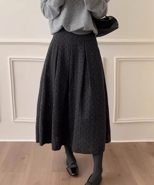 LAFFMO(ラフモ)の「ドット柄タックプリーツスカート(スカート・レディース・グレー/ブラック・M/L)」の2枚目の写真