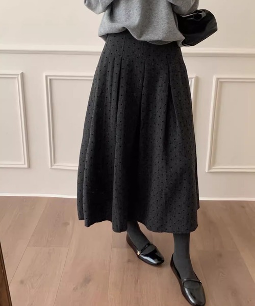 LAFFMO(ラフモ)の「ドット柄タックプリーツスカート(スカート・レディース・グレー/ブラック・M/L)」の4枚目の写真