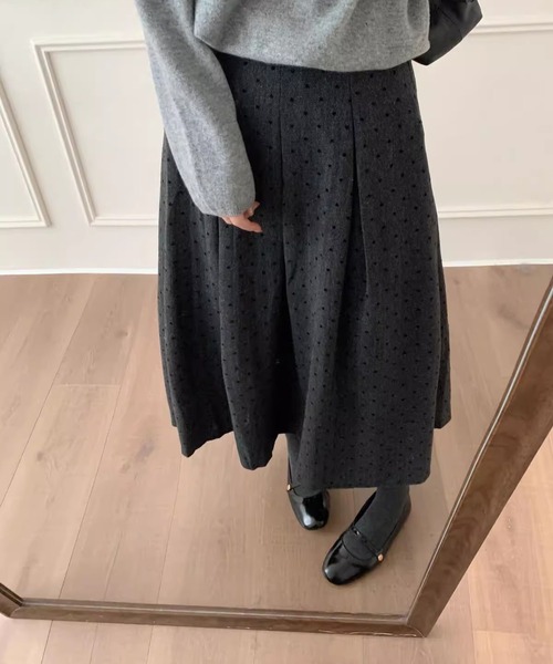 LAFFMO(ラフモ)の「ドット柄タックプリーツスカート(スカート・レディース・グレー/ブラック・M/L)」の5枚目の写真
