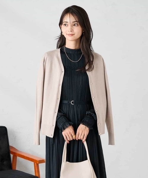 a.v.v（アーヴェヴェ）の「【洗える】Vネック美ラクるカーディガン（カーディガン/ボレロ・レディース・レッド/ブラック/グレー系その他/グレー・38/40/36）」の4枚目の写真